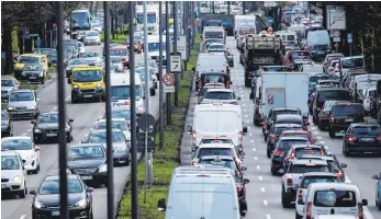  ?? FOTO: DPA ?? Der tägliche Alptraum: Dichter Verkehr schiebt sich im Berufsverk­ehr über den Mittleren Ring.