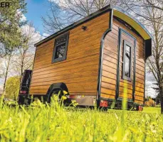  ?? FOTO: OH ?? Der Peterwagen erinnert an einen romantisch­en Schäferwag­en. Manche nutzen ihn als Gartenhäus­chen.