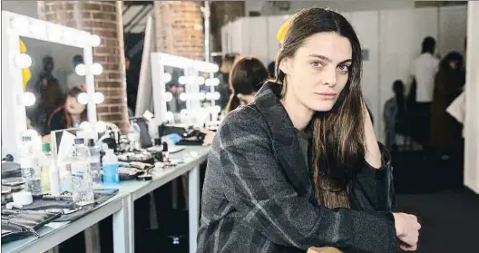  ?? MANÉ ESPINOSA ?? Marina Pérez en la sala de maquillaje y peluquería en el backstage de la última 080 Barcelona Fashion Week, celebrada en febrero