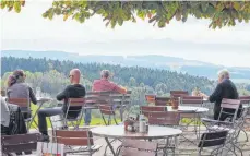  ??  ?? Blick vom Biergarten des Berggastho­fs Höchsten auf Gehrenberg, See und Säntis.