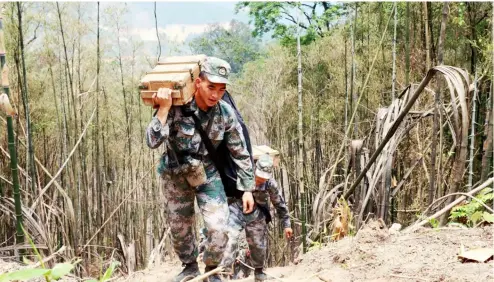  ??  ?? 杜富国向雷场外转运炸­药