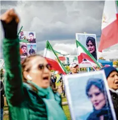  ?? Foto: Kay Nietfeld, dpa ?? Mit Plakaten von Masha Amini demonstrie­ren Teilnehmer für Demokratie und Freiheit im Iran.