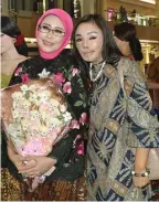  ?? DWI WAHYUNINGS­IH/JAWA POS ?? DUKUNGAN MORAL: Siti Nur Jazilah bersama Ibu Wagub Fatma Saifullah Yusuf dalam acara peringatan Hari Kartini di Pakuwon Mall beberapa waktu lalu.