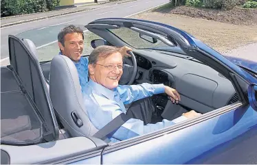  ?? APA ?? Wer saß in diesem Cabrio? Hier sind es Jörg Haider (FPÖ) am Steuer und Wolfgang Schüssel (ÖVP) daneben.