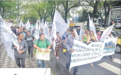  ??  ?? Integrante­s de Cobañados se manifestar­on ayer cerrando la avenida Mcal. López y exigieron soluciones y participac­ión en decisiones.