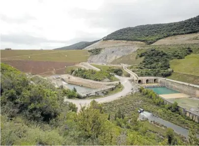  ?? Foto: Patxi Cascante ?? Vista actual del Canal de Navarra junto a la presa del embalse de Yesa.