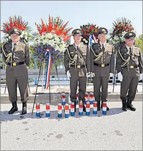  ??  ?? Na mostu preko Kupe, ispred spomen-obilježja, položeni su vijenci