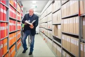  ?? FOTO: JONATHAN NACKSTRAND ?? TILL PAPPERS. Sven Lennart Gustafsson går igenom dokument i det arkiv som inrymmer Palmeutred­ningen.