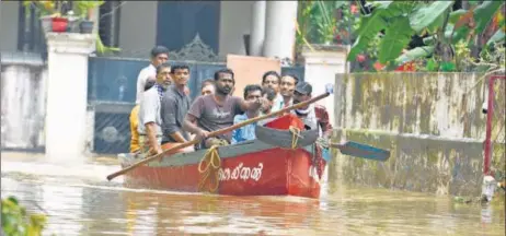 ?? RAJKRAJ/HTPHOTO ?? ▪ Volunteers and fisherman rescue residents from inundated Chengannur taluk in Kerala’s floodhit Alappuzha district on Sunday.