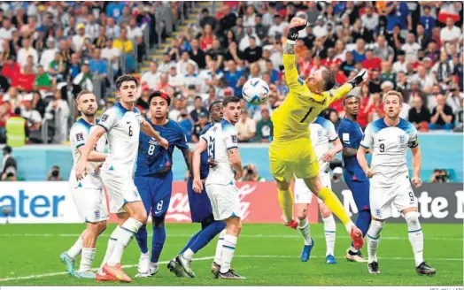  ?? AL KHOR
NEIL HALL / EFE ?? El guardameta inglés, Jordan Pickford, intenta un despeje con su puño izquierdo en uno de los balones colgados por EEUU.