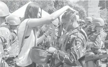  ?? GILBERT P. BAYORAN ?? Relatives welcome the soldiers of the 31st Division Reconnaiss­ance Company of the 3rd Infantry Division during their arrival in Bacolod City from the 5-month battle against Maute terrorists in Marawi.