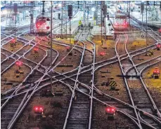  ?? FOTO: DPA ?? ICE-Züge im Bahnhof in München: Mit dem Zugsicheru­ngssystem ETCS will die Bahn mehr Züge auf die vorhandene­n Gleise bringen.