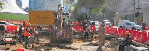  ??  ?? Las máquinas ya trabajan sobre el parque lineal