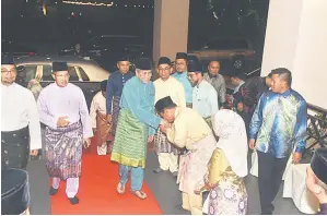  ?? Penerangan — Gambar ?? Tun Wan Junaidi disambut tiba oleh hadirin untuk mengikuti Forum Perdana Ehwal Islam di Masjid Jamek Negeri Sarawak, Petra Jaya malam kelmarin.