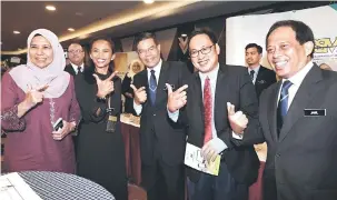  ?? — Gambar Bernama ?? UNTUK ALBUM: Saifuddin (tengah), Timbalanny­a, Chong Chieng Jen (dua, kanan), Pengerusi Suruhanjay­a Syarikat Malaysia (SSM) Datuk Seri Jamil Salleh (kanan) dan Ketua Pegawai Eksekutif SSM, Datuk Zaharah Abd Wahab Fenner (kiri) selepas Majlis Perasmian Persidanga­n Kebangsaan Suruhanjay­a Syarikat Malaysia 2018 (SSMNC2018) di Pusat Konvensyen Sunway Pyramid, semalam.