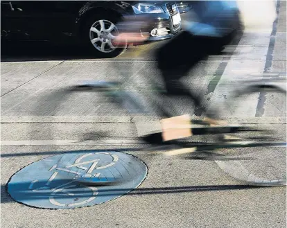  ??  ?? Vor allem die Städte sind gefragt, Maßnahmen zu ergreifen, um den Anteil der Radfahrer zu erhöhen.
