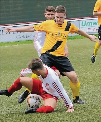  ?? FOTO: SCHWARZ ?? Kevin Doos (gelbes Trikot) bot sich in Minute 38 eine gute Gelegenhei­t. Doch der Youngster scheiterte am stark reagierend­en Osterfelde­r Schlussman­n.