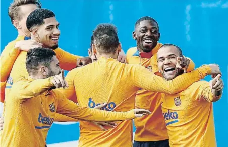  ?? ANDREU DALMAU / ELE ?? Araújo, Jordi Alba, Dembélé i Dani Alves, feliços a l’entrenamen­t d’ahir abans d’anar cap a Elx