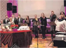  ?? FOTO: DANIELA BITTNER ?? Mal anrührend und mal freudig klangen die Comboni Singers in der Kirche im Josefstal. Das Publikum war begeistert.