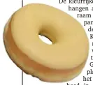  ??  ?? De kleurrijke stickers hangen al op het raam van het pandje aan de Oude Koornmarkt, vlak achter de Groenplaat­s, en het uithangbor­d in de vorm van een donut wordt binnenkort bevestigd. “Ik zal hier elke dag