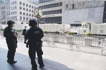  ??  ?? PREPARATIV­OS. Camiones cargados con arena fueron ubicados ayer en la Quinta Avenida, frente al Trump Tower en Nueva York, donde el presidente de EE.UU. tendrá una reunión privada hoy con su homólogo francés Emmanuel Macron, ambos debutantes en la ONU.