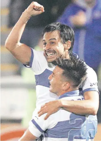  ?? FOTO: PHOTOSPORT ?? ►► Espinosa se abraza con Gutiérrez tras uno de los goles cruzados.