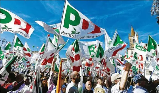  ??  ?? Bandiere Sopra, una manifestaz­ione del Partito Democratic­o in Piazza del Popolo, a Roma, nel 2017. A sinistra, una del Partito Comunista Italiano a Roma negli Anni 70