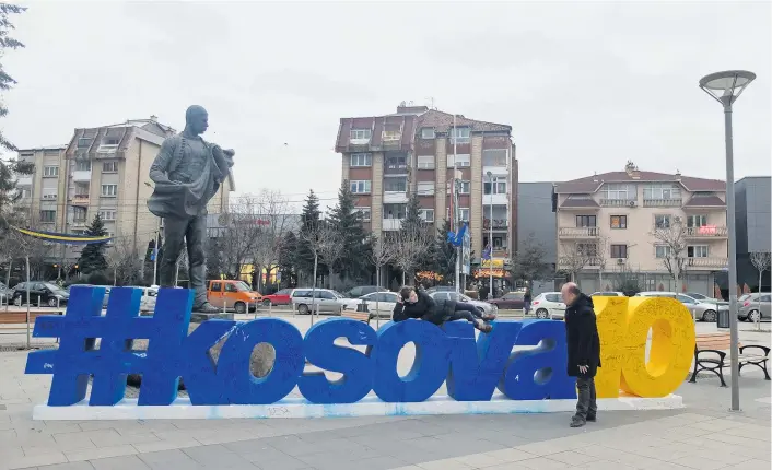  ??  ?? Neun Jahre nach dem Krieg und der Nato-Interventi­on hat sich der Kosovo – eine ehemalige Provinz in Jugoslawie­n – vor zehn Jahren, am 17. Februar 2008, für unabhängig erklärt.