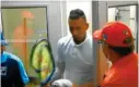  ??  ?? Kyrgios se fue al vestidor para destrozar sus dos raquetas durante el partido.