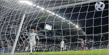  ??  ?? INICIO A CONTRAPIÉ. Sergio Ramos se lamenta del tempranero gol de Diego Costa en el minuto 1.