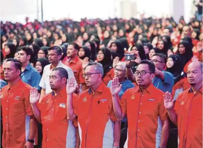  ?? [FOTO ROSELA ISMAIL/BH] ?? Bacaan ikrar ketika Perhimpuna­n Perdana Sambutan Hari KEMAS bersama lebih 4,000 anggota KEMAS dan Pemaju Masyarakat di MAEPS, Serdang, semalam.