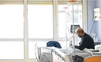  ?? Picture: AFP ?? RECOVERING. Covid patient Salvatore breathes oxygen through a mask at the sub-intensive care unit of the Casalpaloc­co Hospital, south of Rome, on Wednesday. In one Rome hospital, the vast majority of Covid patients in intensive care are unvaccinat­ed.