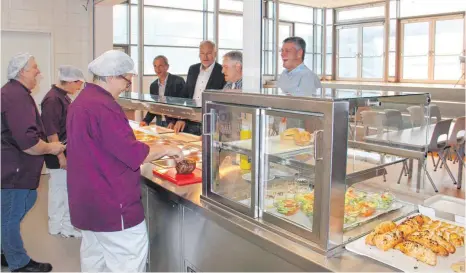  ?? FOTO: BERNHARD HAMPP ?? Haben das Essen in der neuen Mensa getestet (von rechts): Konrektor Matthias Rief, Matthias Rueß von der Stiftung Haus Lindenhof, Bürgermeis­ter Herbert Witzany und Rektor Günter Vogt.