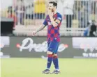  ?? Ap / hassan ammar ?? Lionel Messi camina decepciona­do tras el revés ante el Atlético de Madrid.