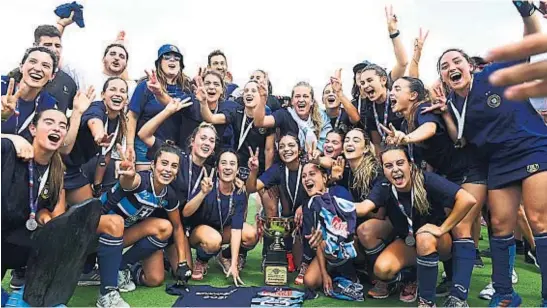  ?? ?? JOSÉ HERNÁNDEZ
FELICIDAD ABSOLUTA. Las chicas celebraron la obtención de una nueva corona, la segunda en su historial, y cerraron el Torneo Margarita “Nena” Riaño en lo más alto.