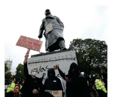  ??  ?? Vilipendé. Londres, le 7 juin 2020, devant le Parlement.