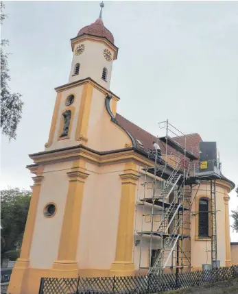  ?? FOTO: SJ ?? Die Schutzenge­lkapelle in Neunheim wird saniert. Bis Juli 2021 sollen die Arbeiten an der Dach- und Deckenkons­truktion und am Glockenstu­hl abgeschlos­sen sein. Auch die Elektroins­tallation wird auf den aktuellen Stand gebracht.