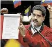  ??  ?? Protocolo. Nicolás Maduro entregó su decreto con las bases electorale­s.