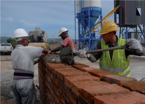  ?? | fotos: Agustín Borrego ?? La inversión, después de su puesta en marcha, puede reportar una disminució­n del 50 % del tiempo empleado actualment­e en la descarga de un barco.