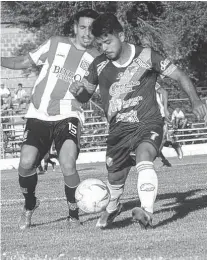  ?? GENTILEZA DIARIO RÍO NEGRO ?? Fernando Valdebenit­o intenta el desborde ante la marca de Elías Amarillo, quien ingresó en el segundo tiempo.