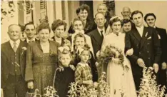  ?? Fotos/Repros: Birgit Hassan ?? Heute feiern Käthe und Willi Röhming ihre Eiserne Hochzeit. Vor 65 Jahren haben sie in kleinem Kreise geheiratet (unten Mitte). Fünf Jahre davor hatten sie sich kennengele­rnt und nicht mehr aus den Augen verloren.