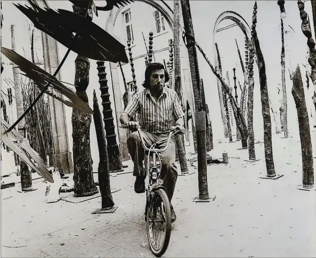  ?? MARTI GASULL ?? Pere Casanovas en bicicleta pel mig del conjunt escultòric Contorn-entorn, de Josep Guinovart, l’any 1979 a l’antic Museu d’Art Modern, ara seu del Parlament