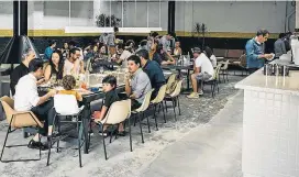  ?? GUI GALEMBECK ?? Ambiente. Amplo salão com visual pós-industri al e cozinha aberta dão a cara de futuro ao novo refeitório