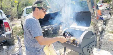  ??  ?? Norman Elliott gets his ‘Bad Dawg’ grilling under way.