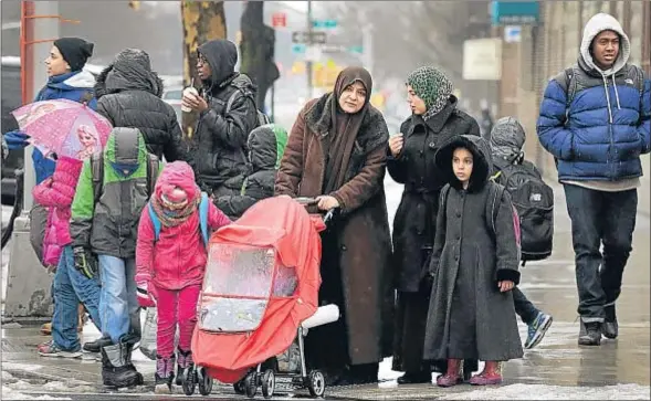  ?? MARK LENNIHAN / AP ?? Normalidad. Musulmanas recogiendo a sus hijos de la escuela el miércoles en Nueva York; el 10% de los alumnos de sus escuelas públicas son musulmanes