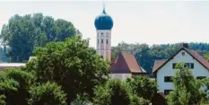  ?? Foto: Claudia Mokosch ?? An der Kirche von Ainertshof­en führen bei den Wandertage­n in Inchenhofe­n beide Strecken vorbei.