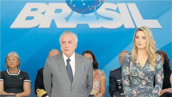  ?? DPA ?? Serios. El presidente de Brasil, Michel Temer, y su esposa, Marcela, ayer, durante un acto. El gobierno busca hacer frente a la crisis económica.