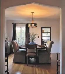  ??  ?? The dining room with table and formal chairs. The pendant lamp, which features a clover motif, is a reproducti­on.