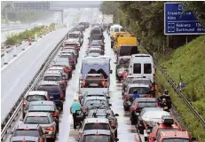  ?? RP-FOTO: UWE MISERIUS ?? Bauarbeite­n – auf der A 3 wurden am Wochenende zwei Fahrspuren gesperrt. Die Folge waren lange Staus in Fahrtricht­ung Köln/Frankfurt.