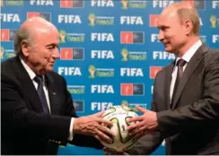  ?? FOTO: AP ?? Ved VM i Brasilien i 2014 gav Sepp Blatter VM-bolden videre til kammerat Putin.